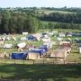 Villages nature et solidarité devant le chateau