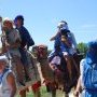 Une caravane de dromadaires amène une caravane de pionniers et caravelles !